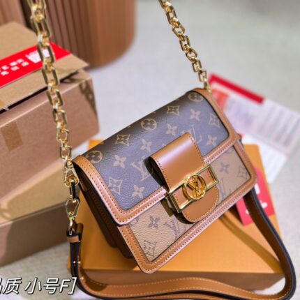 Louis Vuitton / LV Classic Daphne with chain ➕ belt strap Size :20cm/25cm