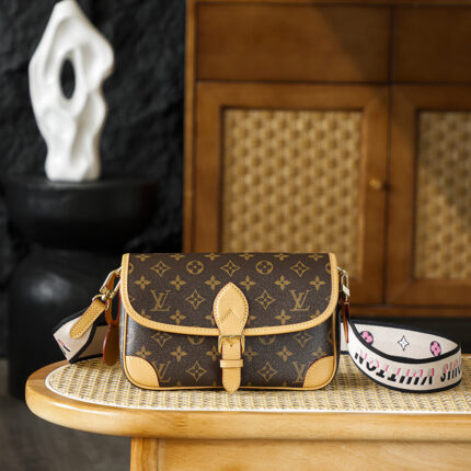 Diane Baguette Bag M4598